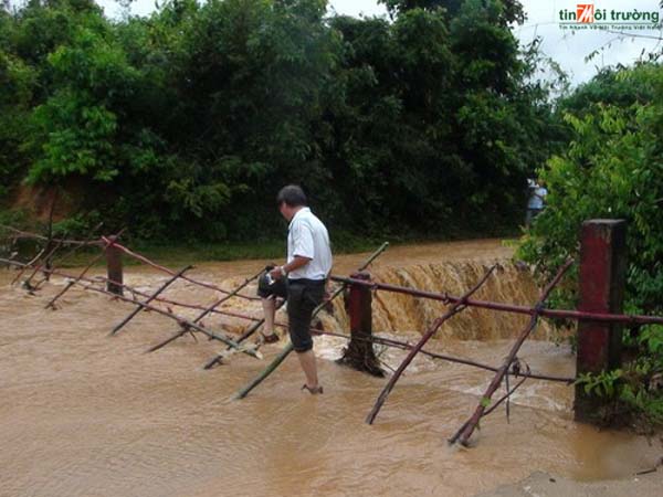 Lâm[-]Đồng:[-]Nỗi[-]lo[-]an[-]toàn[-]hồ,[-]đập[-]trong[-]mùa[-]mưa[-]lũ